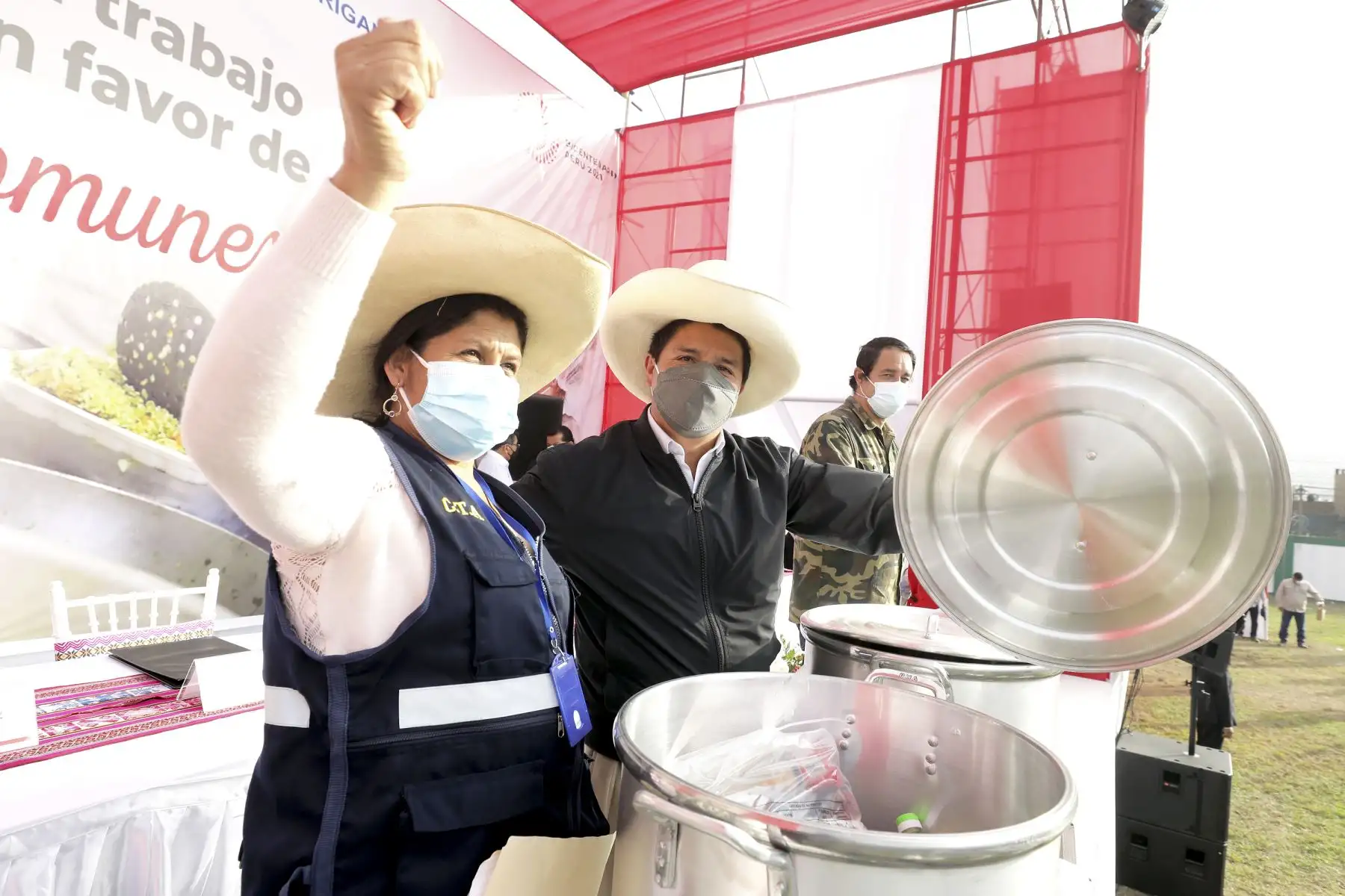 El presidente Pedro Castillo junto a titular del MIDIS, Dina Boluarte, participaron en el lanzamiento del Registro Único Nacional de Ollas Comunes en San Juan de Lurigancho. Foto: ANDINA/Prensa Presidencia