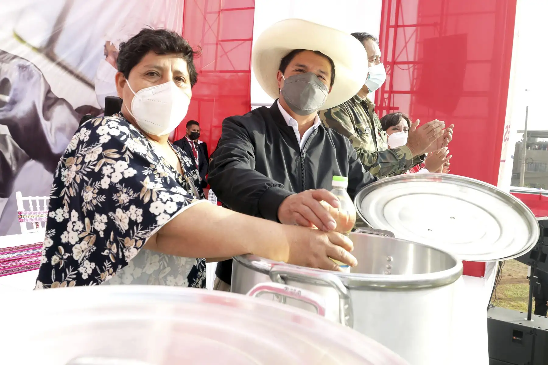 El presidente Pedro Castillo junto a titular del MIDIS, Dina Boluarte, participaron en el lanzamiento del Registro Único Nacional de Ollas Comunes en San Juan de Lurigancho. Foto: ANDINA/Prensa Presidencia
