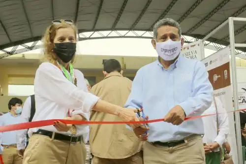 El gobernador de Cajamarca, Mesías Guevara, y la embajadora de Estados Unidos, Lisa Kenna, participaron en la ceremonia de inauguración de la ExpoCafé Cajamarca 2021. Foto: ANDINA/Cortesía Eduard Lozano