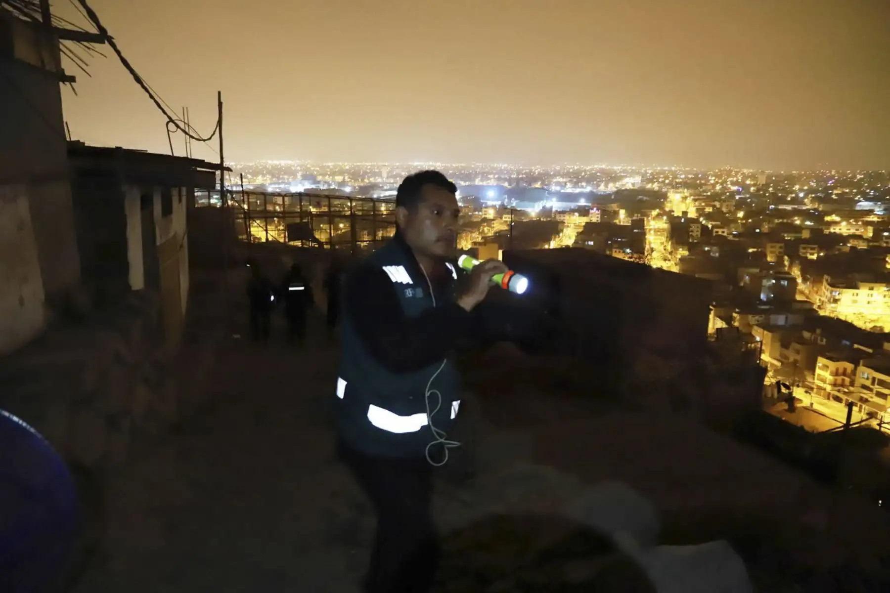 Especialistas del Serfor, la PNP y del Serenazgo de Comas participan en la búsqueda de zorro andino en Comas. Foto: ANDINA/Difusión