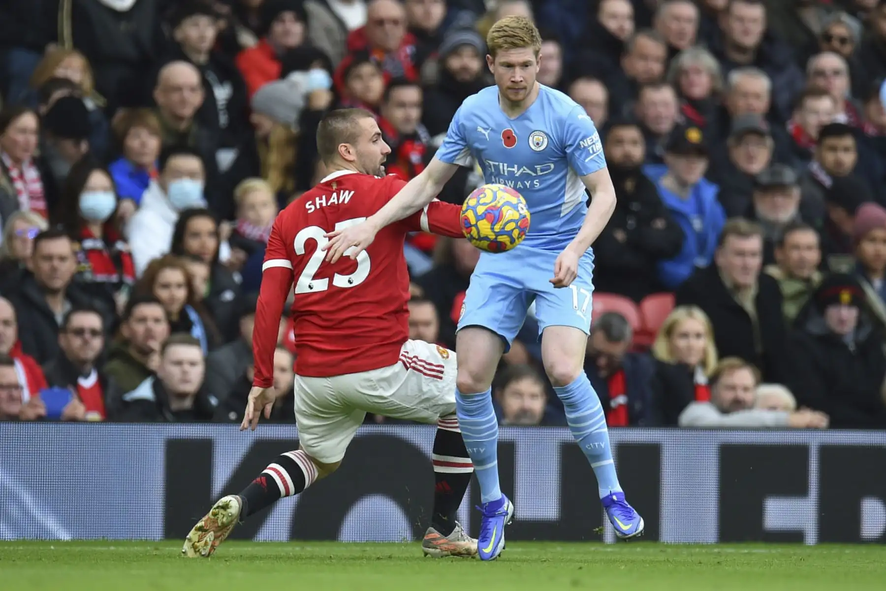 Luke Shaw (del Manchester United en acción contra Kevin De Bruyne del Manchester City durante el partido de la Premier League. Foto: EFE