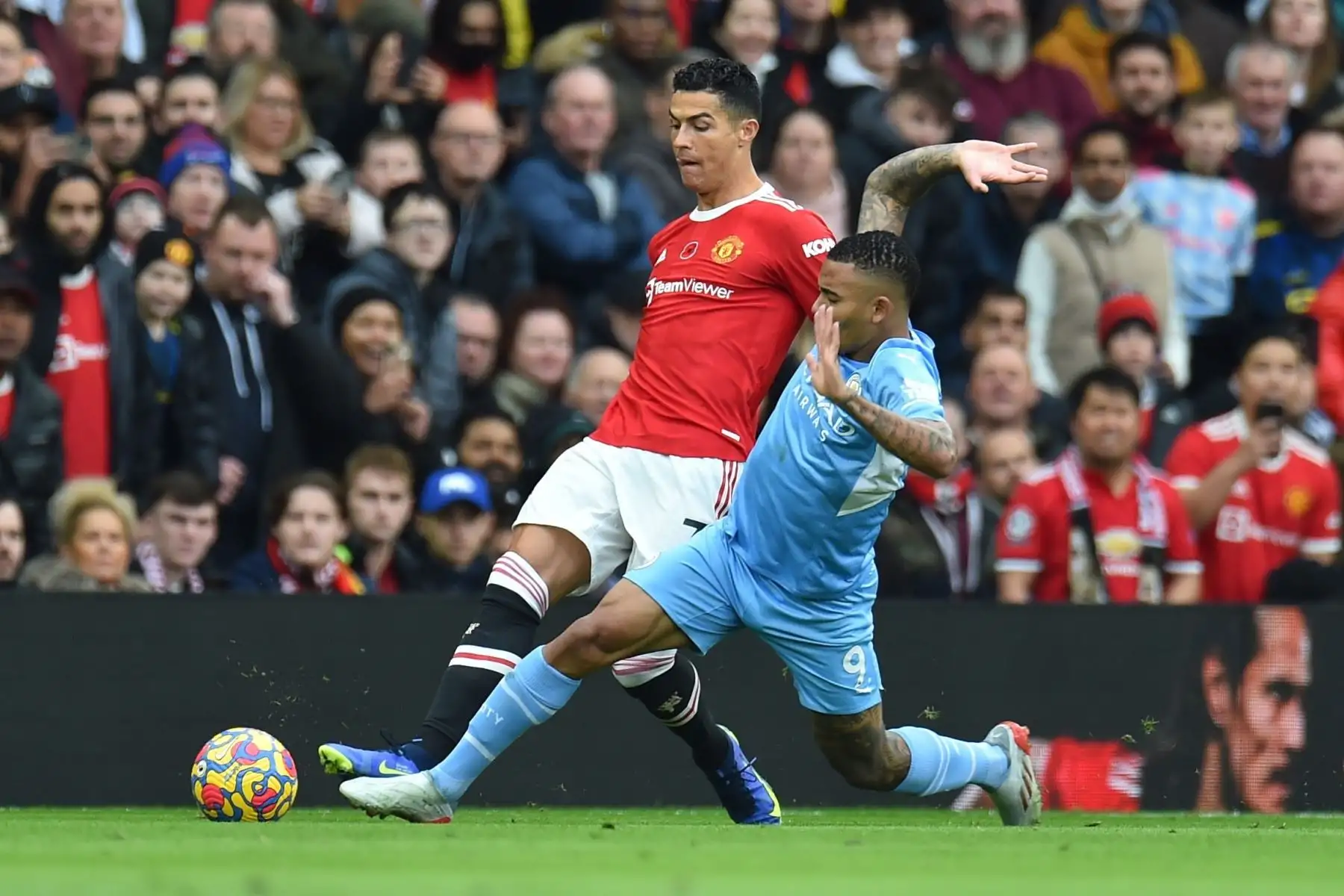 Cristiano Ronaldo del Manchester United en acción contra Gabriel Jesus del Manchester City durante el partido de la Premier League, en el estadio Old Trafford. Foto: EFE