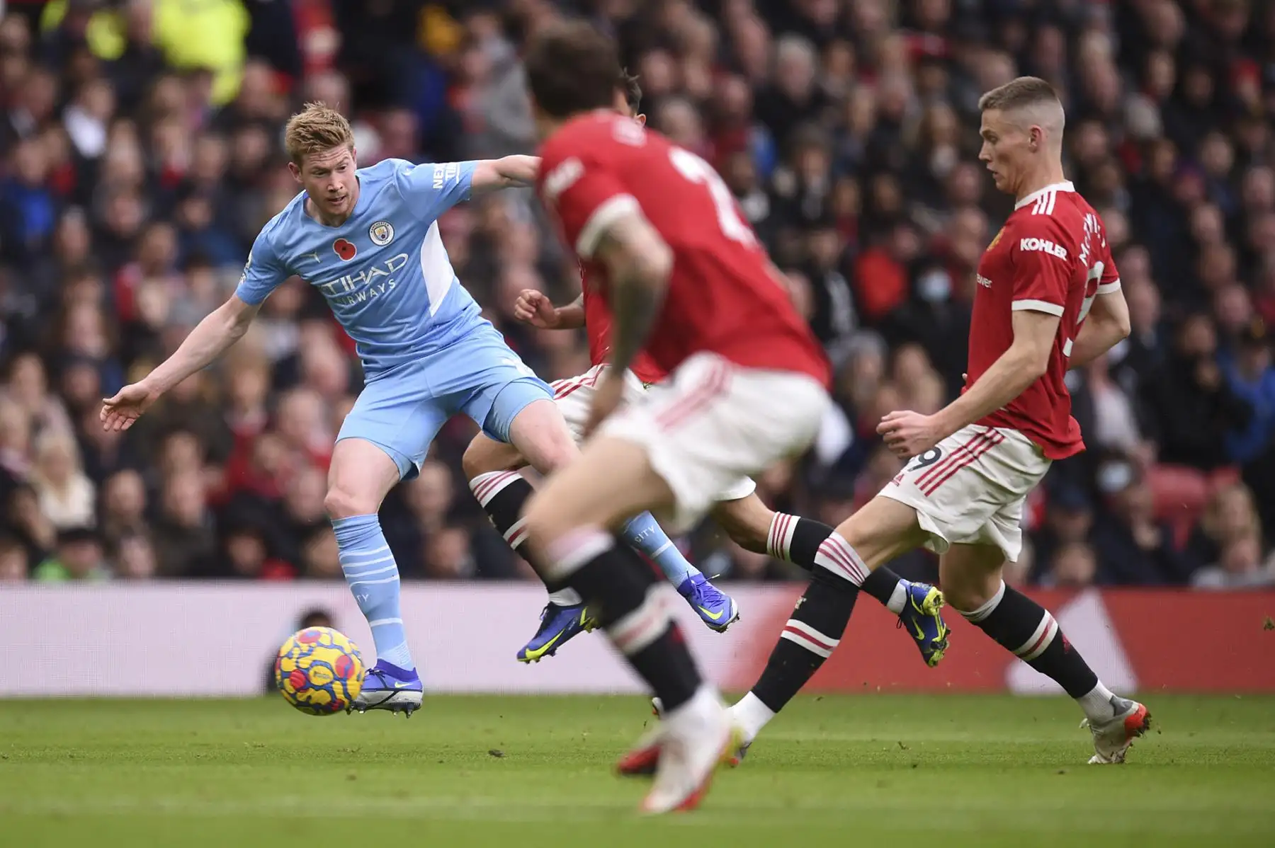 El centrocampista belga del Manchester City, Kevin De Bruyne, controla el balón durante el partido de la Premier League. Foto. AFP