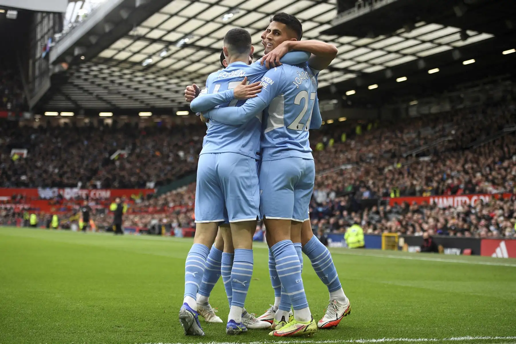 Los jugadores del Manchester City celebran después que el defensor marfileño del Manchester United, Eric Bailly, marcara un gol en propia meta durante el partido de la Premier League. Foto: AFP