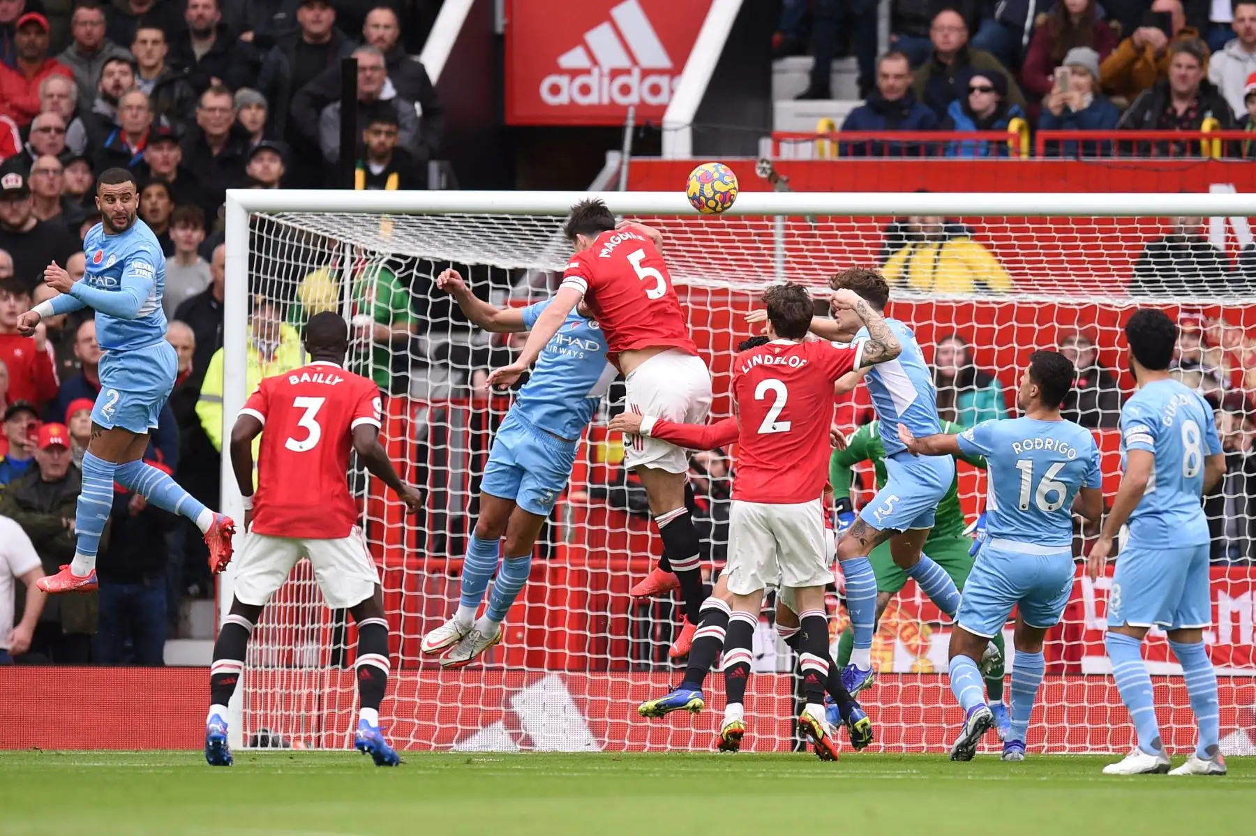 El portero brasileño del Manchester City, Ederson, atento su portería ante el ataque del Manchester United durante el partido de la Premier League. Foto: AFP
