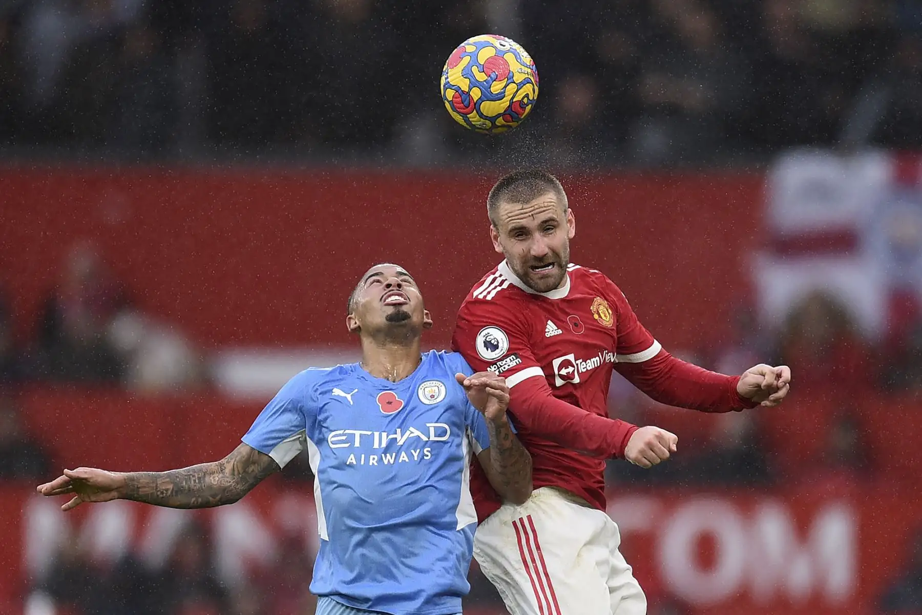 El delantero brasileño del Manchester City Gabriel Jesus compite con el defensor inglés del Manchester United Luke Shaw durante el partido de la Premier League. Foto: AFP