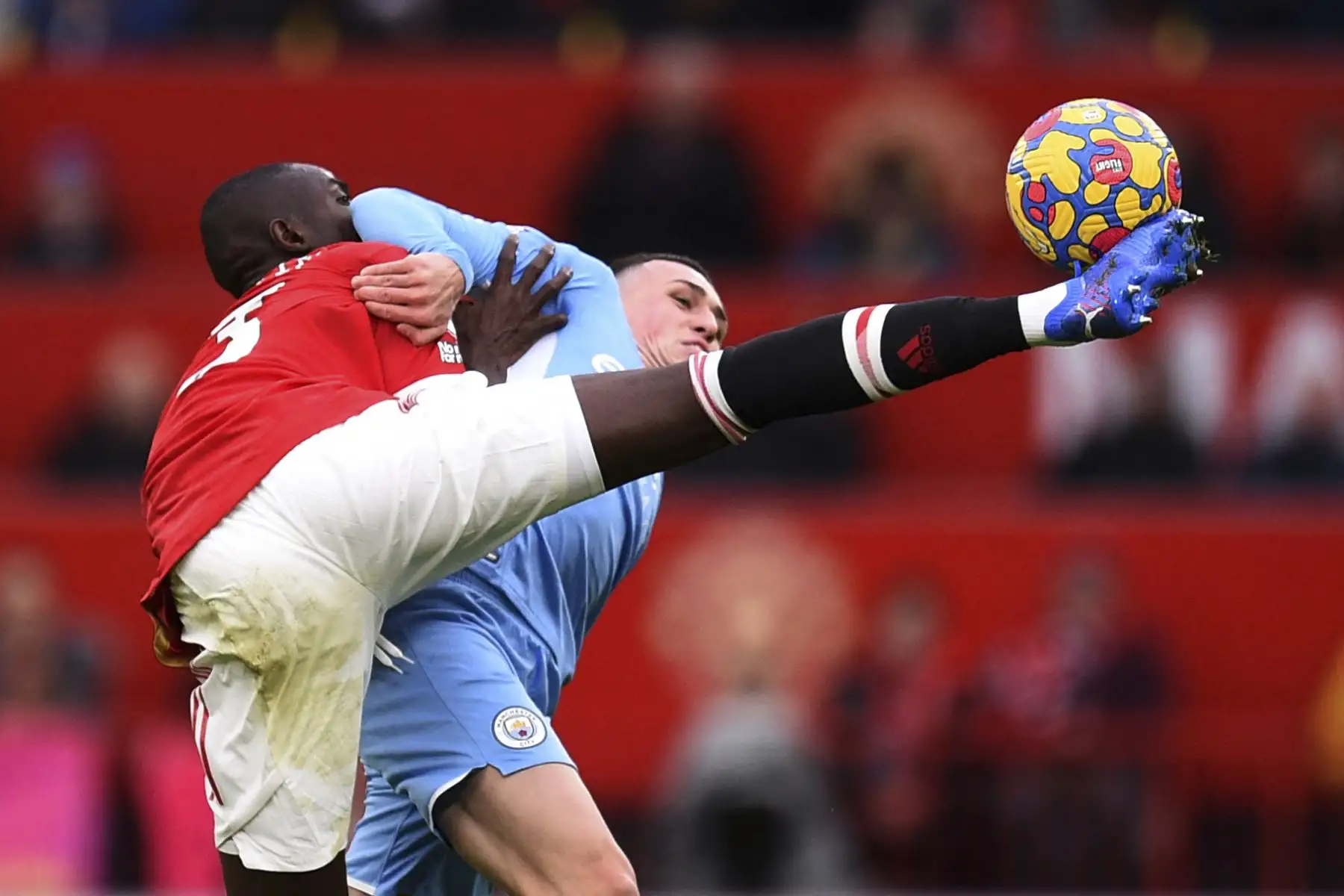 El defensa marfileño del Manchester United Eric Bailly compite con el mediocampista inglés del Manchester City Phil Foden durante el partido de la Premier League. Foto: AFP