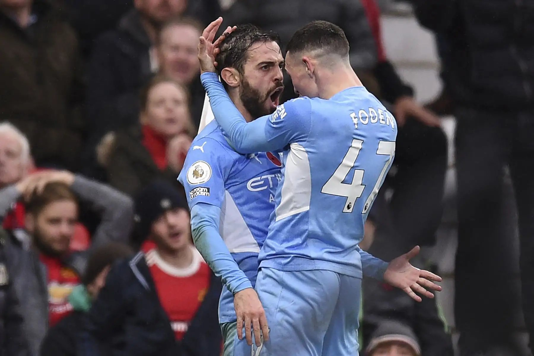 El centrocampista portugués del Manchester City Bernardo Silva celebra con su compañero City Phil Foden tras anotar el segundo gol de su equipo durante partido por la Premier League. Foto: AFP