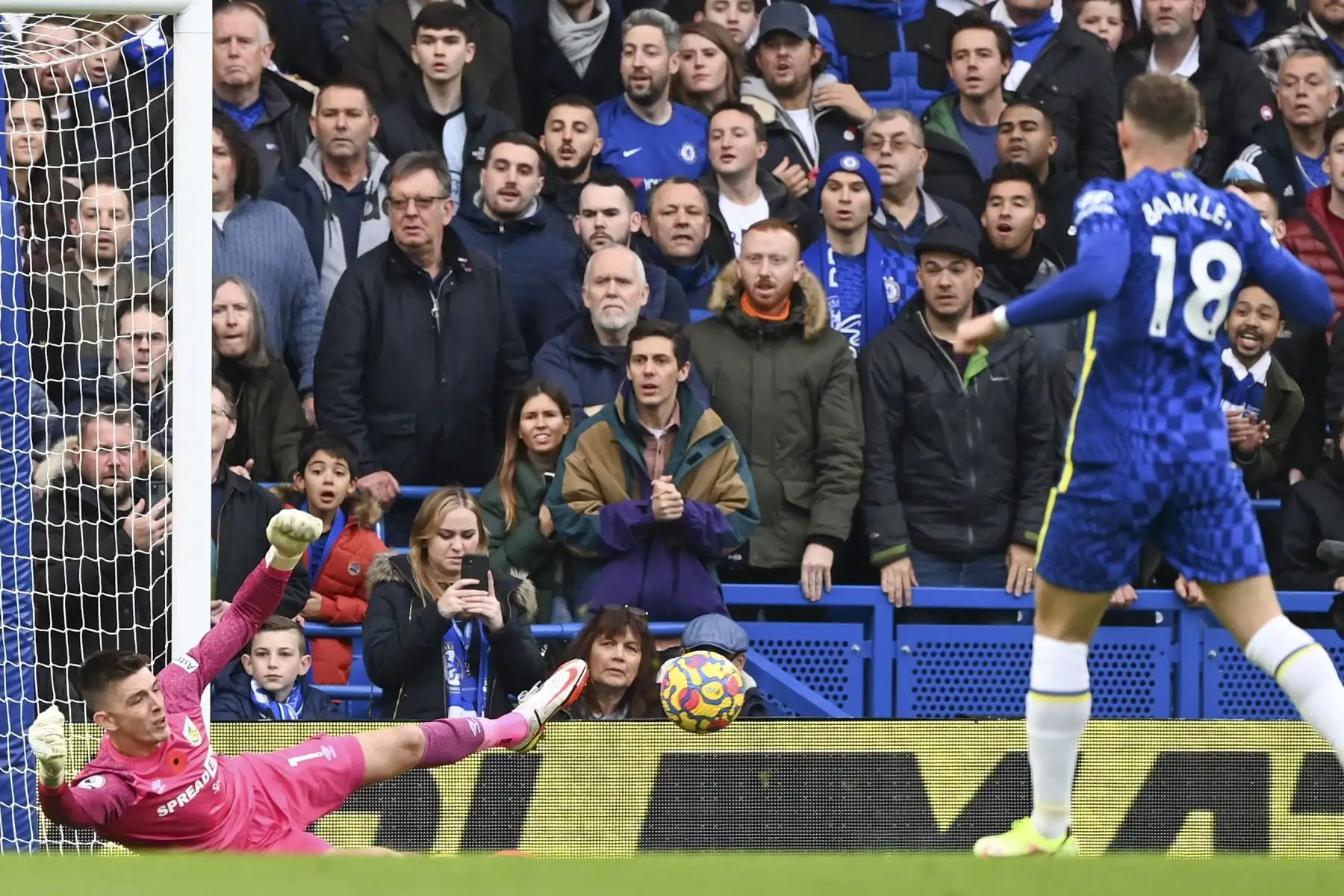 El portero del Burnley Nick Pope ataja un disparo frente a Ross Barkley del Chelsea durante el partido de la Premier League. Foto: EFE