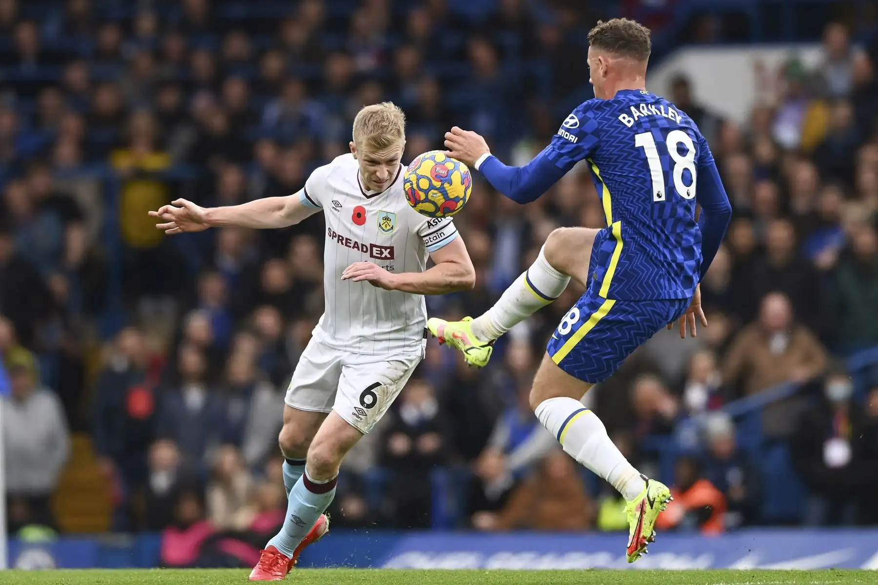 Ben Mee del Burnley en acción contra Ross Barkley del Chelsea durante el partido de la Premier League. Foto: EFE