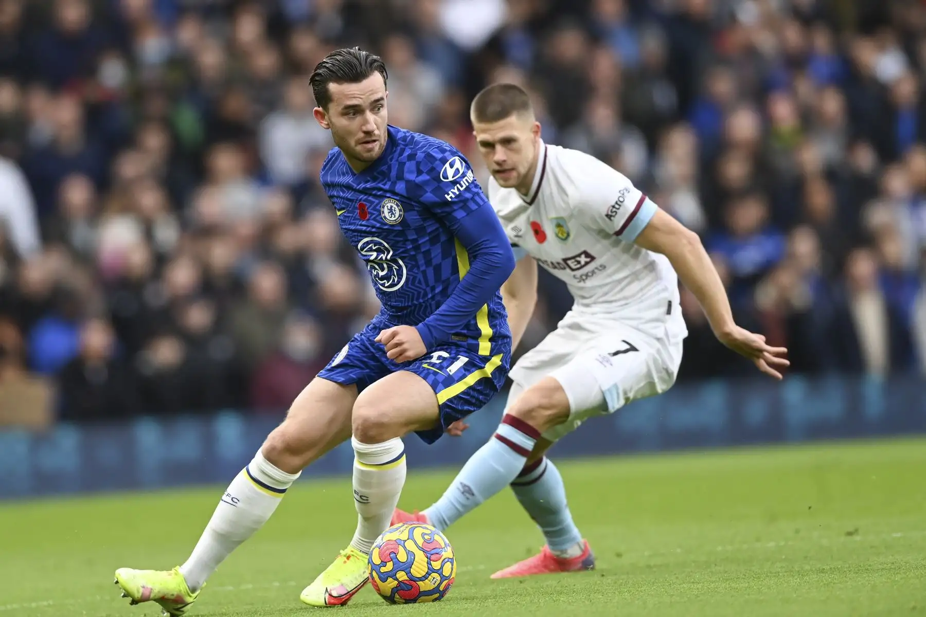 Ben Chilwell del Chelsea en acción contra Johann Gudmundsson del Burnley durante el partido de la Premier League. Foto: EFE