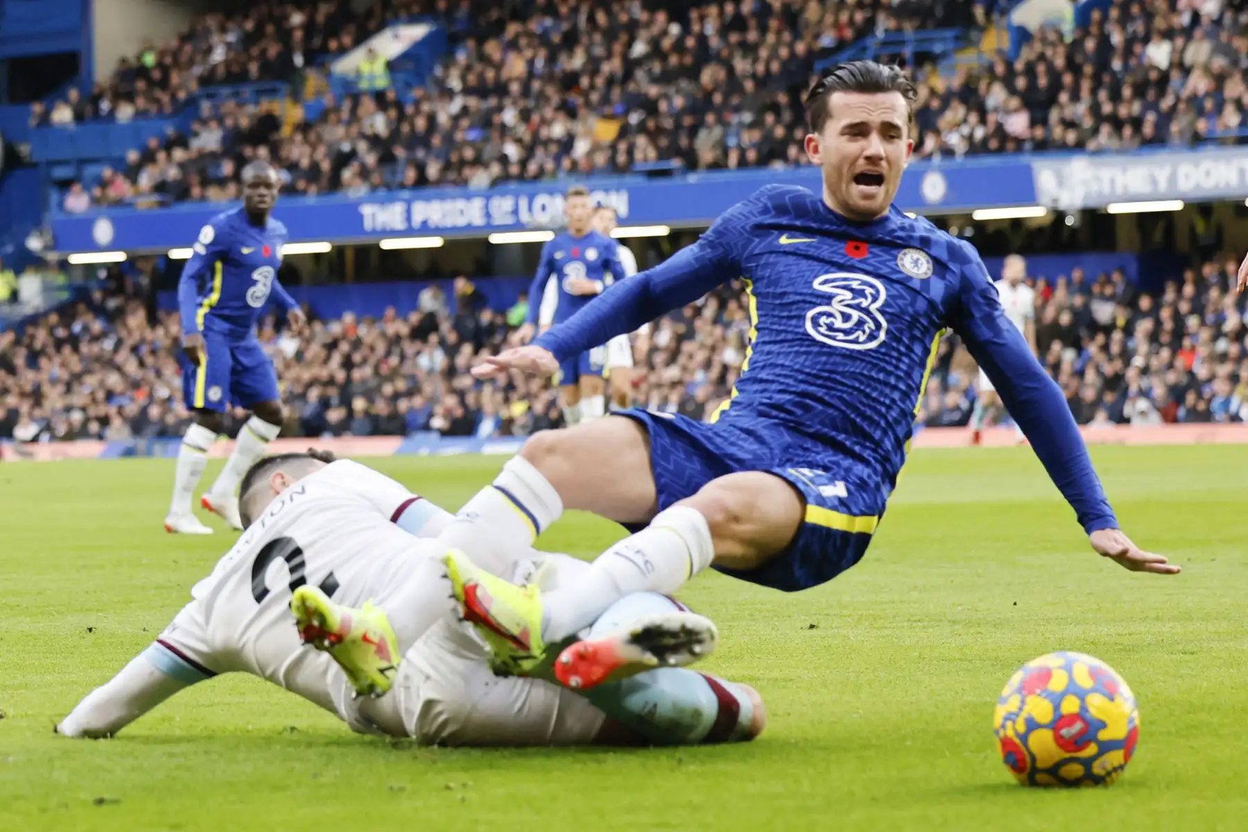El defensor inglés de Burnley Matthew Lowton durante el inglés aborda el defensor inglés del Chelsea Ben Chilwell Premier League. Foto: AFP