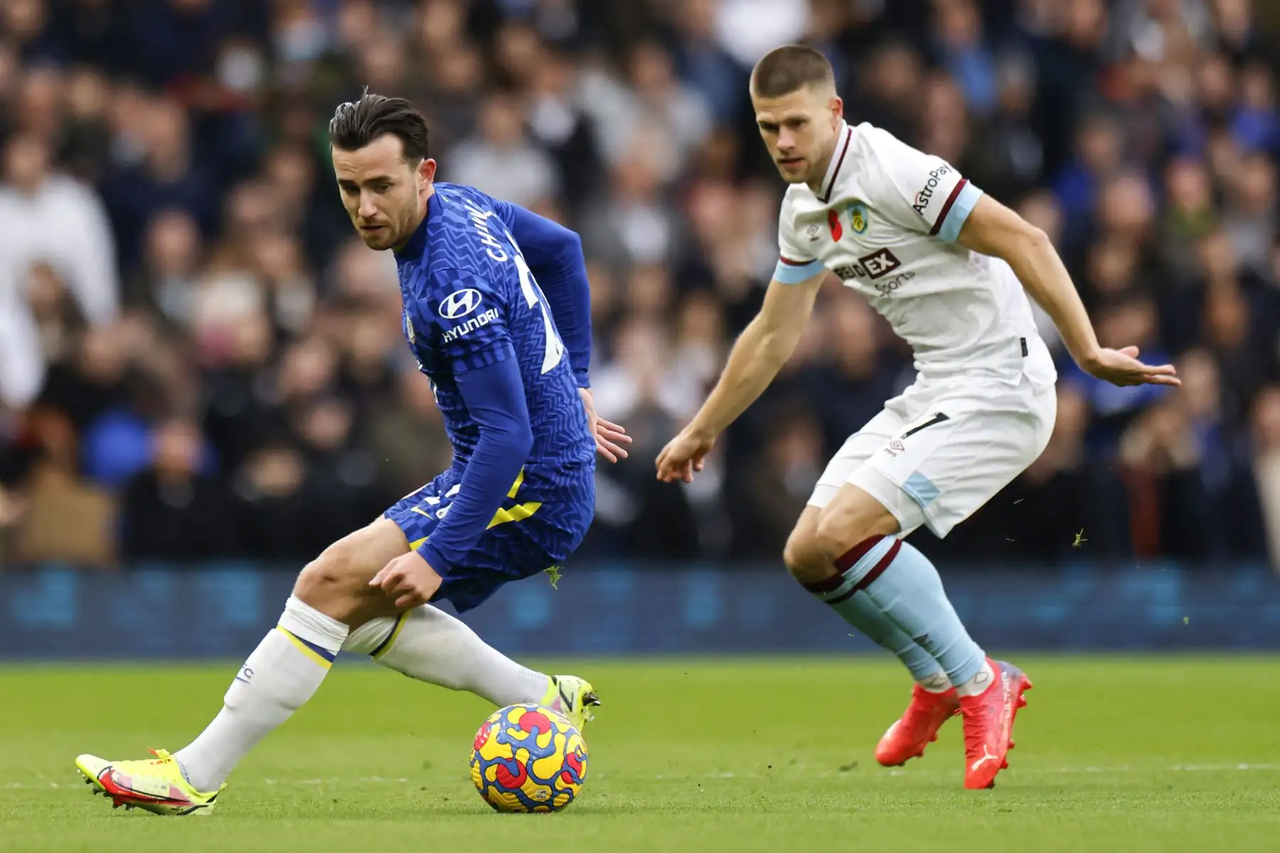 El defensor inglés del Chelsea Ben Chilwell compite con el centrocampista islandés del Burnley Johann Berg Gudmundsson durante el partido de la Premier League. Foto: AFP