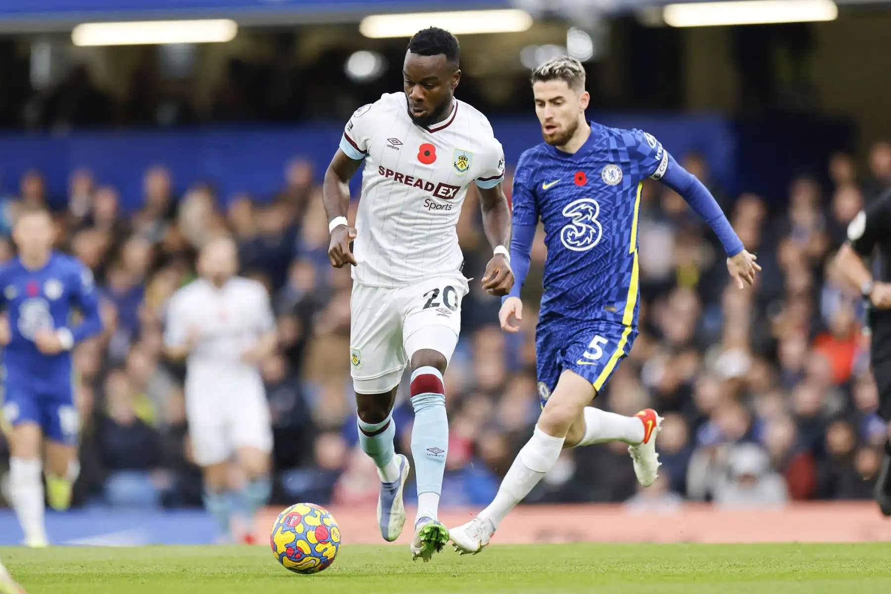 El defensor marfileño del Burnley Maxwel Cornet compite con el mediocampista italiano del Chelsea Jorginho durante el partido de la Premier League. Foto: AFP