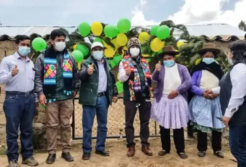 En visita oficial a Huancavelica, el director ejecutivo de Agro Rural, Rogelio Huamaní, visitó la comunidad de Sachapite, distrito de Yauli, en Huancavelica, con el objetivo de entregar 25 cobertizos para el resguardo de alpacas y ovinos, así como 5 fitotoldos para la protección de cultivos de 30 familias productoras.