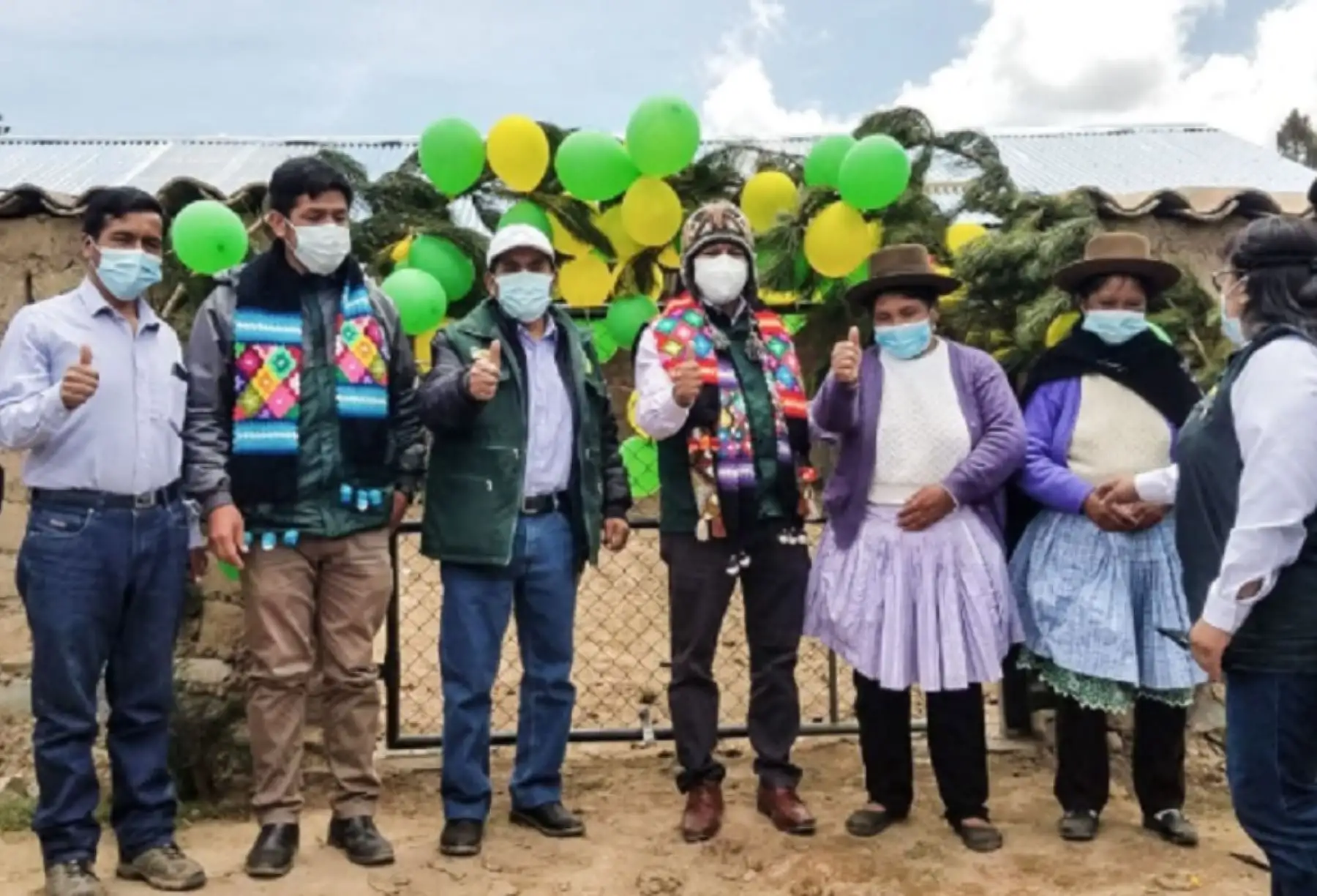 En visita oficial a Huancavelica, el director ejecutivo de Agro Rural, Rogelio Huamaní, visitó la comunidad de Sachapite, distrito de Yauli, en Huancavelica, con el objetivo de entregar 25 cobertizos para el resguardo de alpacas y ovinos, así como 5 fitotoldos para la protección de cultivos de 30 familias productoras.