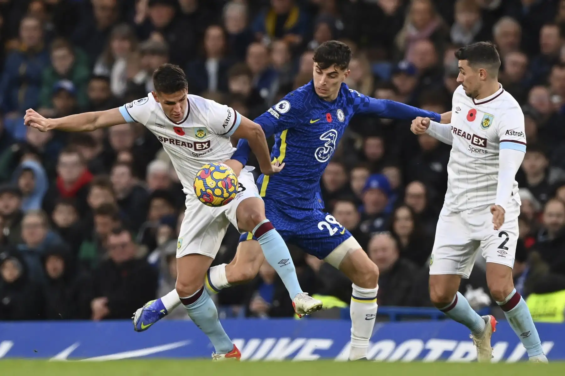 Kai Havertz del Chelsea enfrenta a Ashley Westwood  y Matthew Lowton del Burnley durante el partido de la Premier League. Foto: EFE