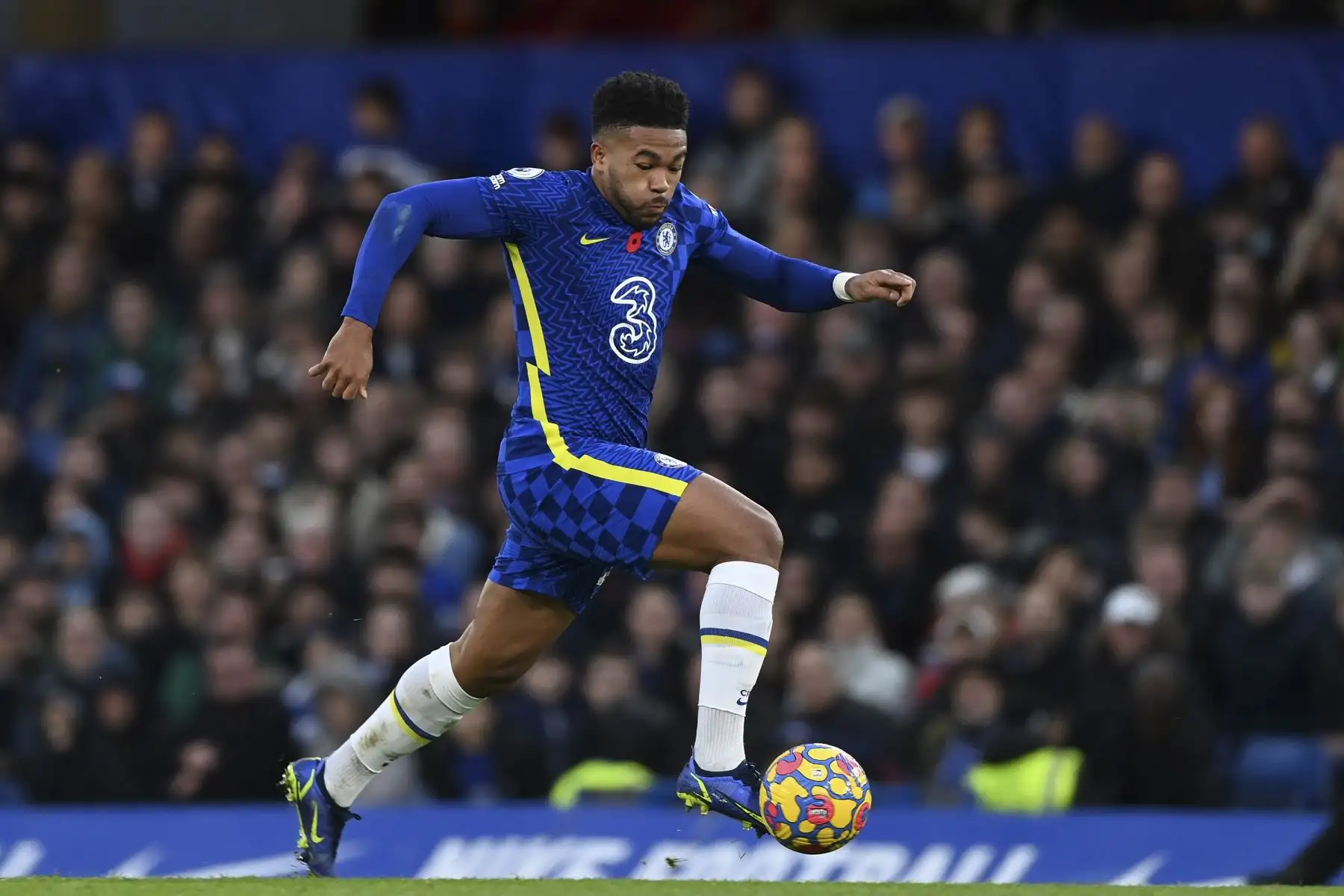 Reece James del Chelsea en acción durante el partido de la Premier League. Foto: EFE