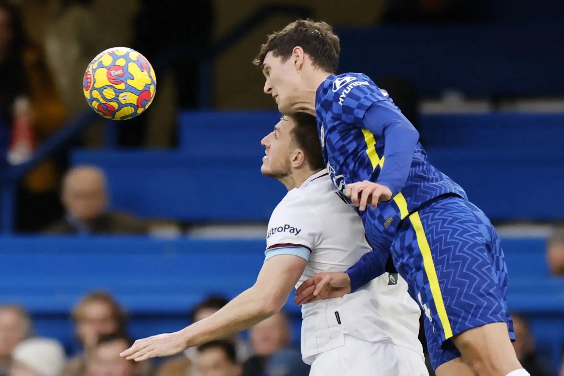 Chris Wood de Burnley compite con Andreas Chistensen de Chelsea durante el partido de la Premier League. Foto: AFP