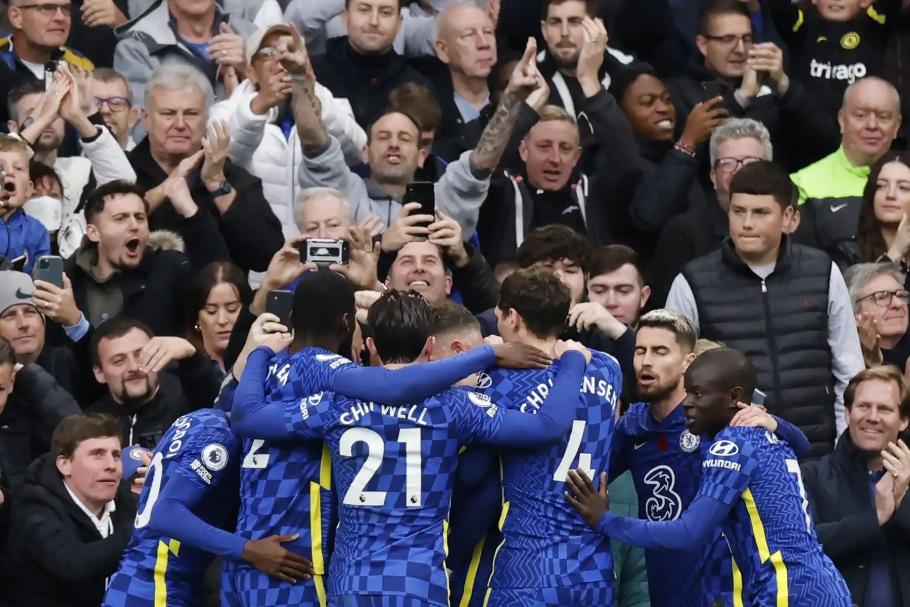 El mediocampista alemán del Chelsea, Kai Havertz, celebra con sus compañeros de equipo después de marcar el primer gol de su equipo durante el partido de la Premier League. Foto: AFP