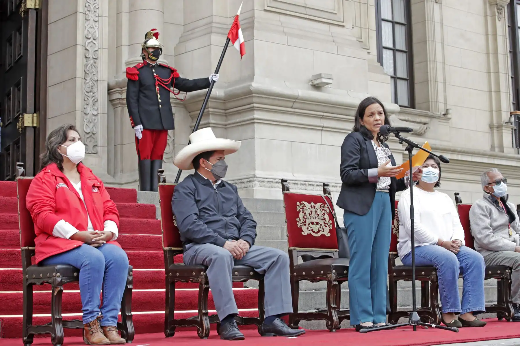 El jefe de Estado, Pedro Castillo, participó en el primer encuentro presidencial con organizaciones sociales de personas con discapacidad en el Patio de Honor de Palacio de Gobierno. Ministra de la Mujer y Poblaciones Vulnerables, Anahí Durand, dirige unas palabras. Foto: ANDINA/Prensa Presidencia