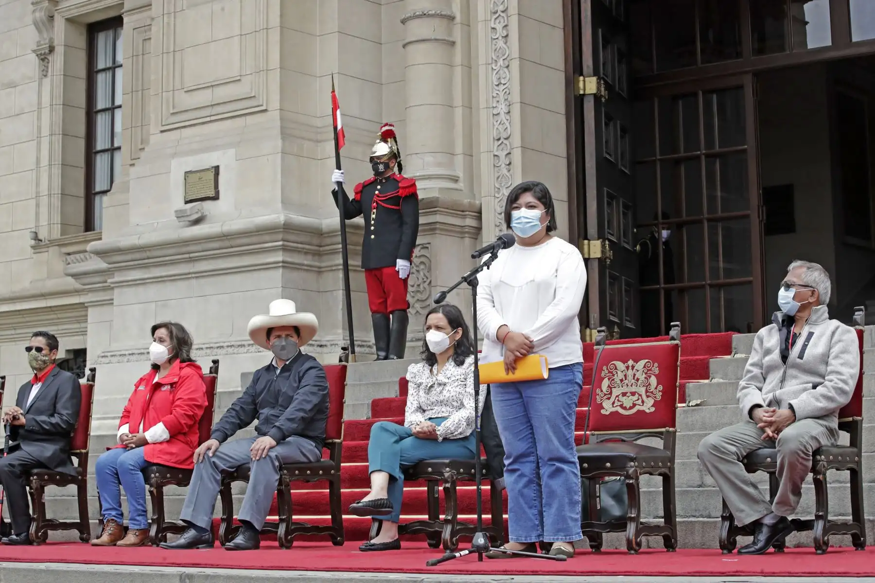 El jefe de Estado, Pedro Castillo, participó en el primer encuentro presidencial con organizaciones sociales de personas con discapacidad en el Patio de Honor de Palacio de Gobierno. Ministra de Trabajo y Promoción del Empleo, Betsy Chávez, dirige unas palabras. Foto: ANDINA/Prensa Presidencia