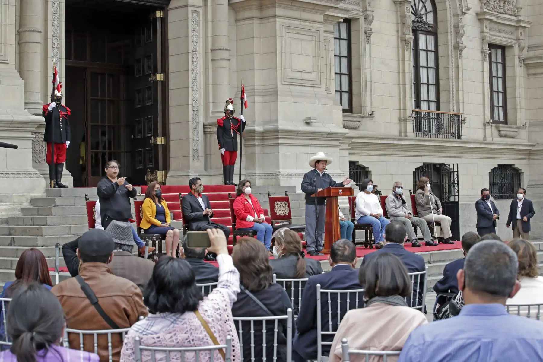 El jefe de Estado, Pedro Castillo, participó en el primer encuentro presidencial con organizaciones sociales de personas con discapacidad, en el Patio de Honor de Palacio de Gobierno. Foto: ANDINA/Prensa Presidencia