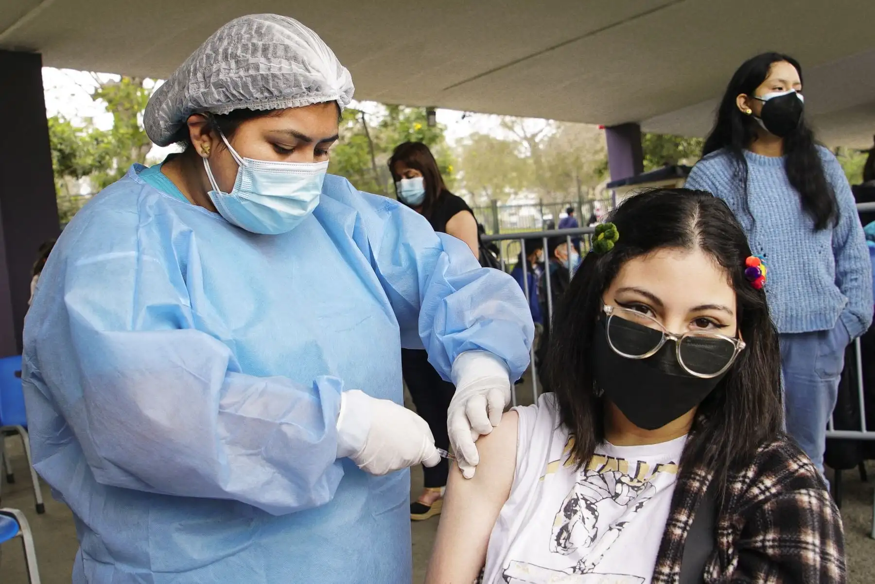 El ministerio de Salud, continúa desarrollando la campaña de inmunización contra la covid-19 dirigida a adolescentes, en el Campo de Marte. Foto: ANDINA/Minsa