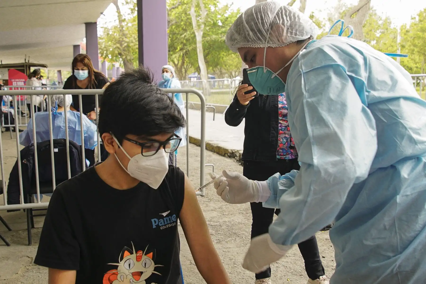 El ministerio de Salud, continúa desarrollando la campaña de inmunización contra la covid-19 dirigida a adolescentes, en el Campo de Marte. Foto: ANDINA/Minsa