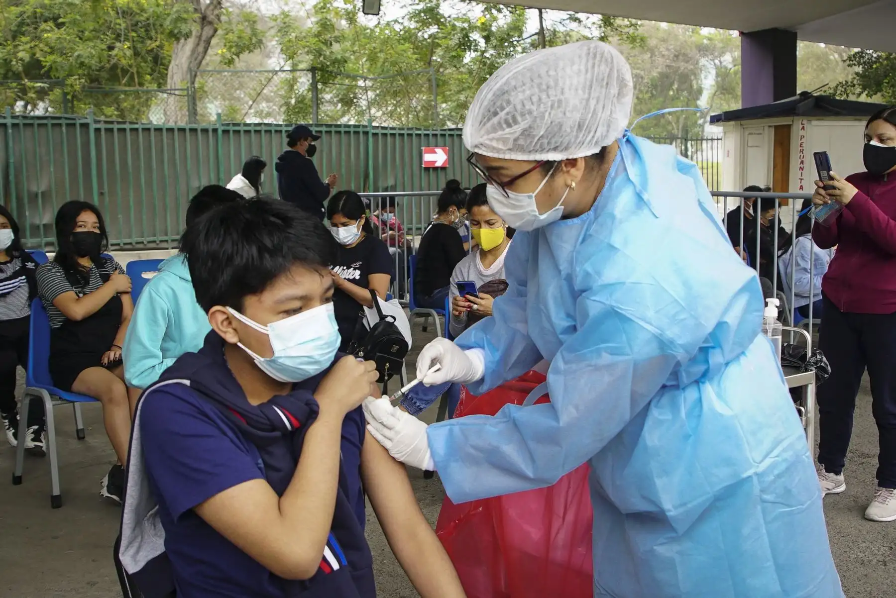 El ministerio de Salud, continúa desarrollando la campaña de inmunización contra la covid-19 dirigida a adolescentes, en el Campo de Marte. Foto: ANDINA/Minsa