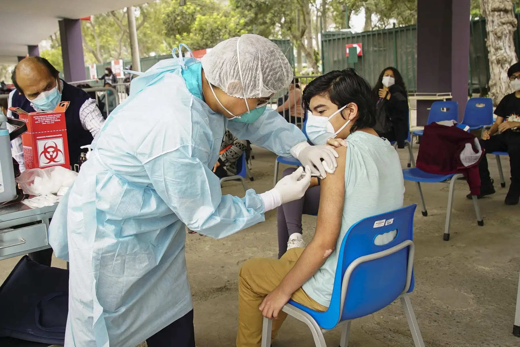 El ministerio de Salud, continúa desarrollando la campaña de inmunización contra la covid-19 dirigida a adolescentes, en el Campo de Marte. Foto: ANDINA/Minsa