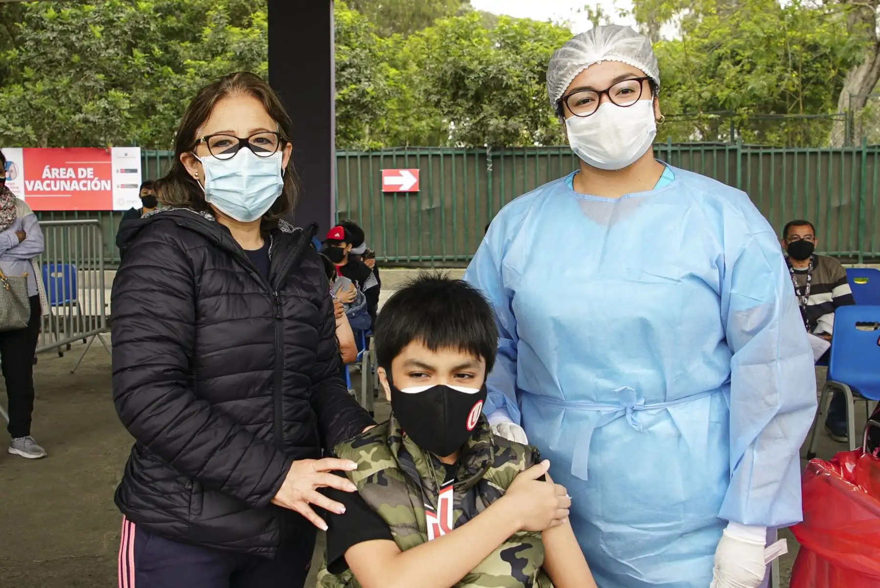 El ministerio de Salud, continúa desarrollando la campaña de inmunización contra la covid-19 dirigida a adolescentes, en el Campo de Marte. Foto: ANDINA/Minsa