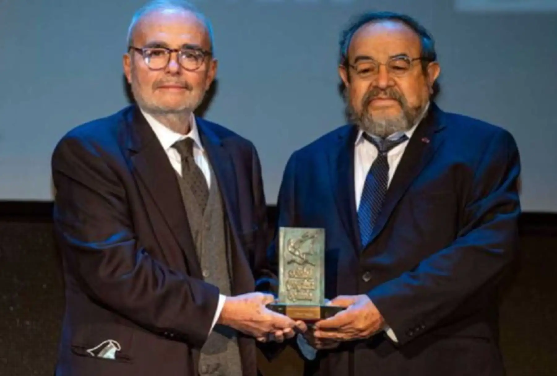 La ministra de Cultura, Gisela Ortiz, felicitó hoy al destacado arqueólogo Walter Alva, descubridor de la tumba del Señor de Sipán, por el reconocimiento que le otorgó la Sociedad Geográfica de España, que destaca sus valiosos aportes a la investigación arqueológica mundial.