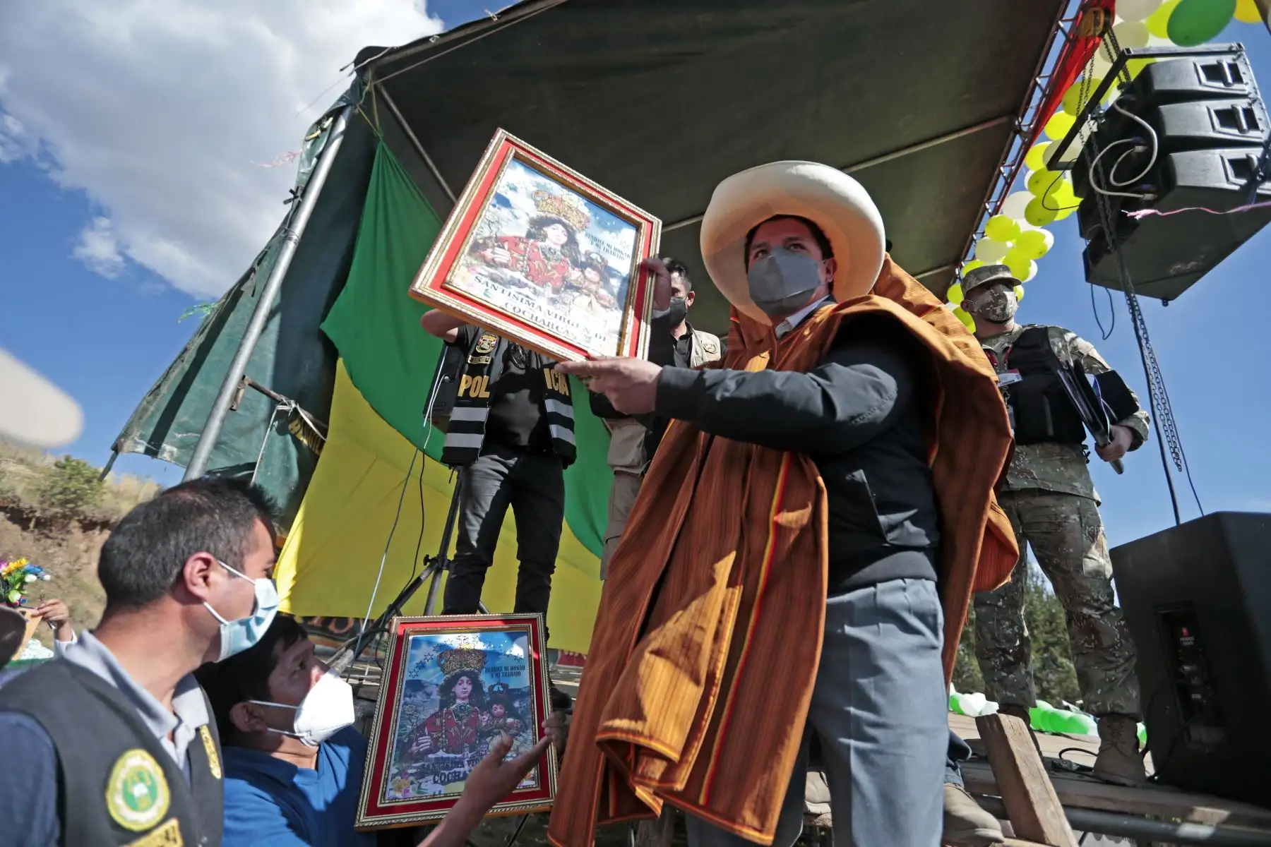 Jefe de Estado, Pedro Castillo, participa en la ceremonia de siembra de “Quinua nativa orgánica de mil colores” y en la entrega de tractores a organizaciones de productores agrícolas, en el marco la Segunda Reforma Agraria. Foto: ANDINA/Prensa Presidencia