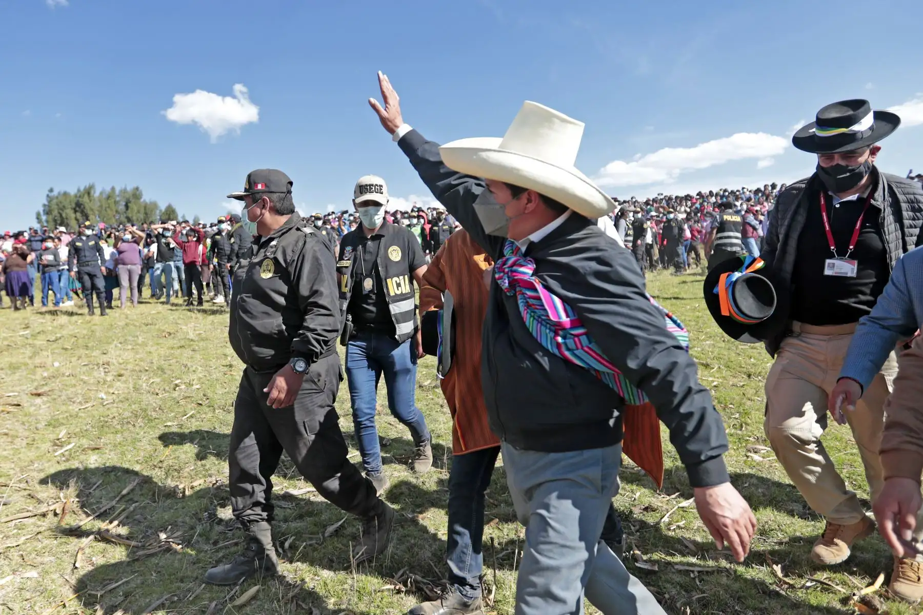 Jefe de Estado, Pedro Castillo, participa en la ceremonia de siembra de “Quinua nativa orgánica de mil colores” y en la entrega de tractores a organizaciones de productores agrícolas, en el marco la Segunda Reforma Agraria. Foto: ANDINA/Prensa Presidencia