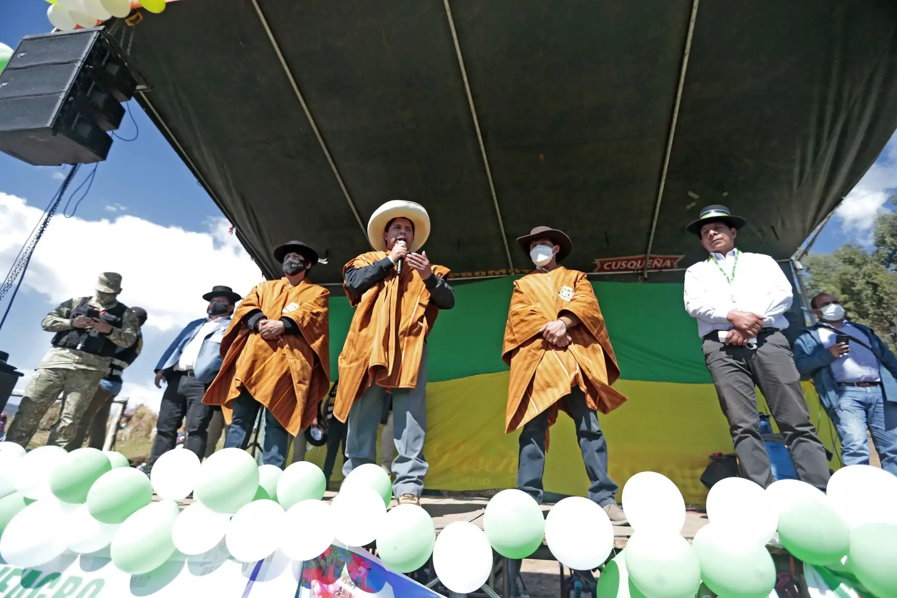 Jefe de Estado, Pedro Castillo, participa en la ceremonia de siembra de “Quinua nativa orgánica de mil colores” y en la entrega de tractores a organizaciones de productores agrícolas, en el marco la Segunda Reforma Agraria. Foto: ANDINA/Prensa Presidencia
