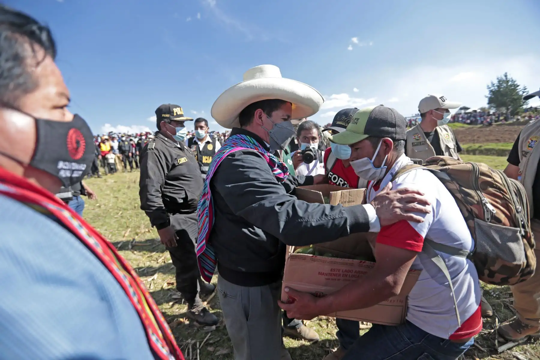 Jefe de Estado, Pedro Castillo, participa en la ceremonia de siembra de “Quinua nativa orgánica de mil colores” y en la entrega de tractores a organizaciones de productores agrícolas, en el marco la Segunda Reforma Agraria. Foto: ANDINA/Prensa Presidencia