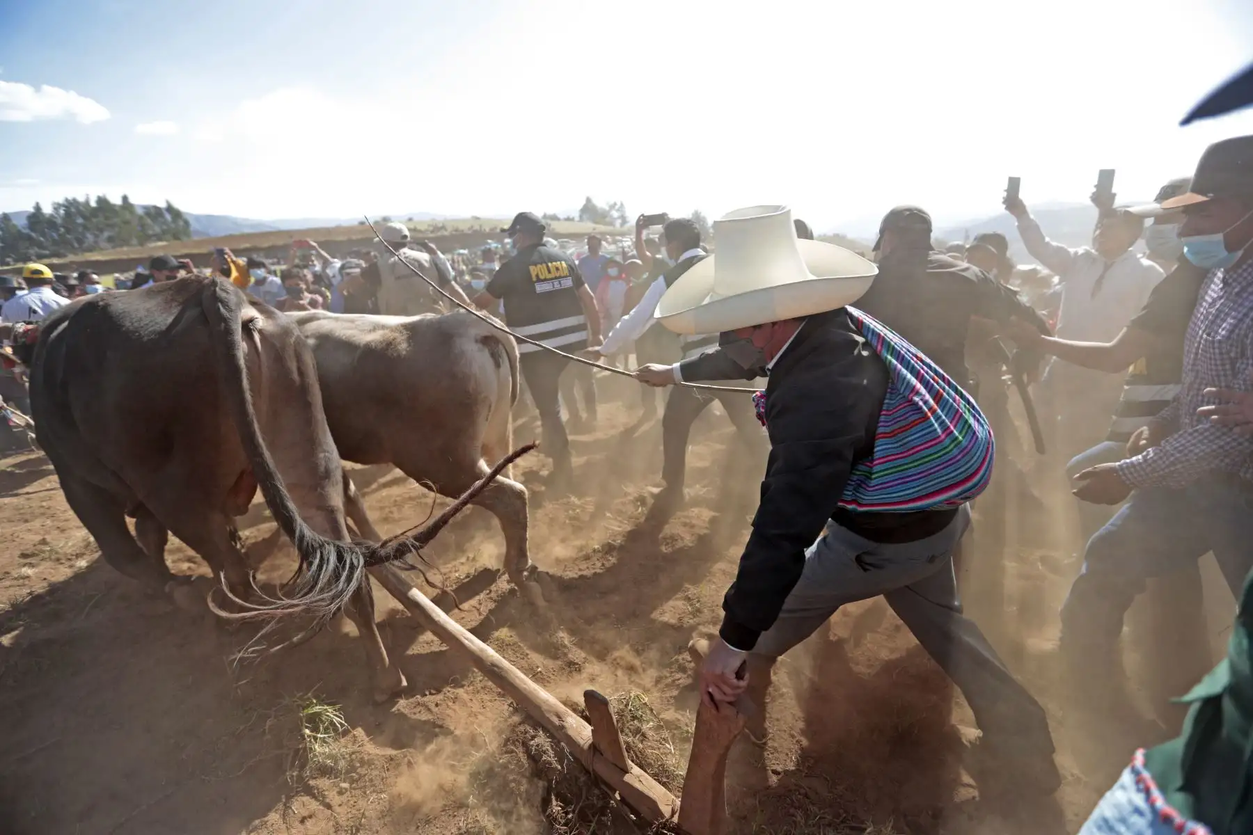 Jefe de Estado, Pedro Castillo, participa en la ceremonia de siembra de “Quinua nativa orgánica de mil colores” y en la entrega de tractores a organizaciones de productores agrícolas, en el marco la Segunda Reforma Agraria. Foto: ANDINA/Prensa Presidencia