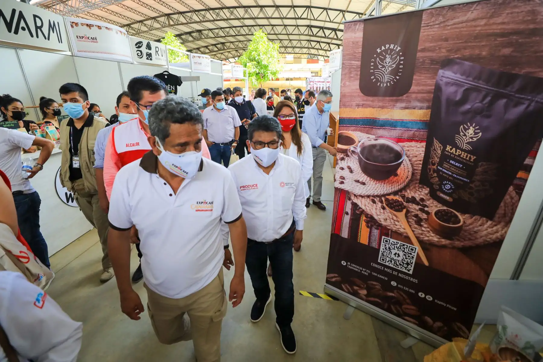 Desde la provincia de Jaén, el ministro de la Producción, Rogger Incio, visita la ExpoCafé Cajamarca 2021, evento donde caficultores de la región muestran su producción a empresarios, a fin de lograr oportunidades de negocios en mercados nacionales e internacionales. Esta es una iniciativa público-privada que busca promover la cadena de valor del café de la región Cajamarca, a fin de lograr el desarrollo y reconocimiento de su alta calidad en el mercado local e internacional. Foto: ANDINA/Prensa Presidencia