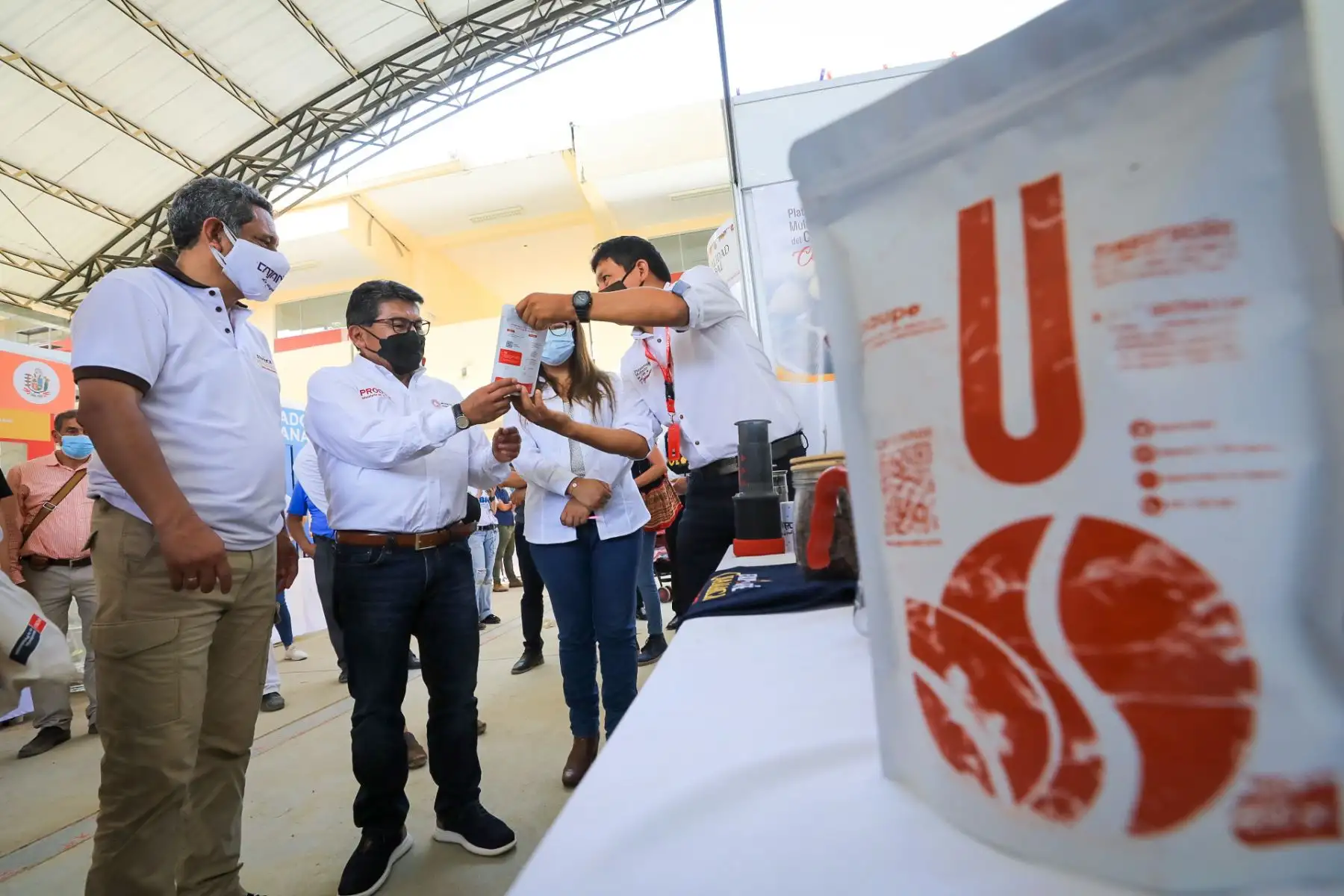 Desde la provincia de Jaén, el ministro de la Producción, Rogger Incio, visita la ExpoCafé Cajamarca 2021, evento donde caficultores de la región muestran su producción a empresarios, a fin de lograr oportunidades de negocios en mercados nacionales e internacionales. Esta es una iniciativa público-privada que busca promover la cadena de valor del café de la región Cajamarca, a fin de lograr el desarrollo y reconocimiento de su alta calidad en el mercado local e internacional. Foto: ANDINA/Prensa Presidencia