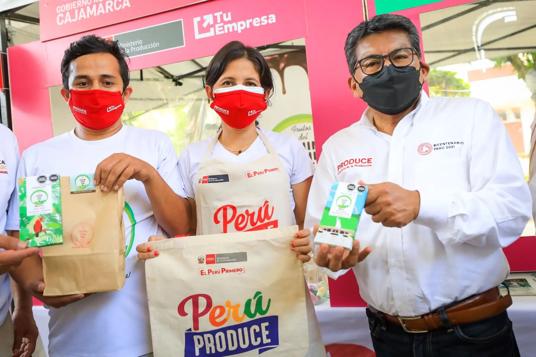Desde la provincia de Jaén, el ministro de la Producción, Rogger Incio, visita la ExpoCafé Cajamarca 2021, evento donde caficultores de la región muestran su producción a empresarios, a fin de lograr oportunidades de negocios en mercados nacionales e internacionales. Esta es una iniciativa público-privada que busca promover la cadena de valor del café de la región Cajamarca, a fin de lograr el desarrollo y reconocimiento de su alta calidad en el mercado local e internacional. Foto: ANDINA/Prensa Presidencia