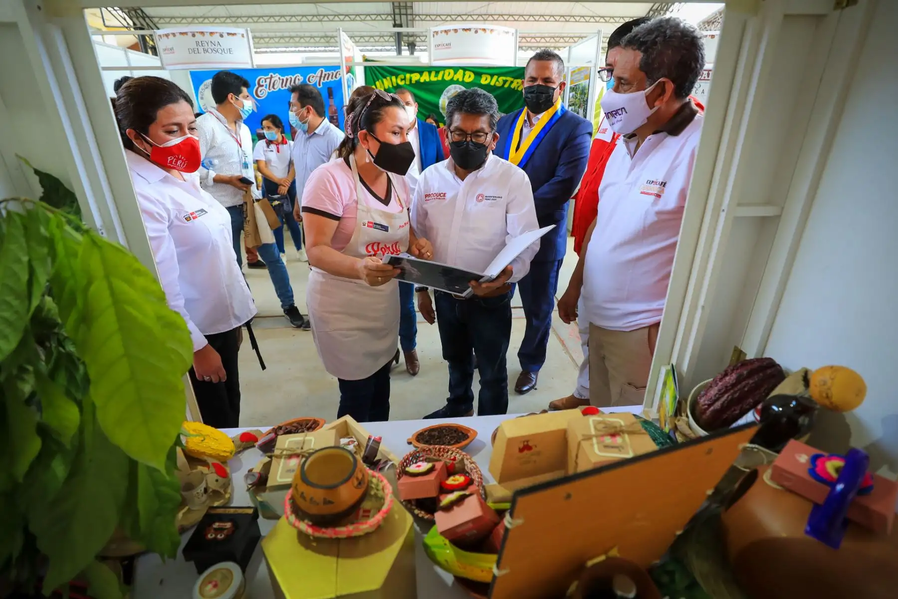 Desde la provincia de Jaén, el ministro de la Producción, Rogger Incio, visita la ExpoCafé Cajamarca 2021, evento donde caficultores de la región muestran su producción a empresarios, a fin de lograr oportunidades de negocios en mercados nacionales e internacionales. Esta es una iniciativa público-privada que busca promover la cadena de valor del café de la región Cajamarca, a fin de lograr el desarrollo y reconocimiento de su alta calidad en el mercado local e internacional. Foto: ANDINA/Prensa Presidencia