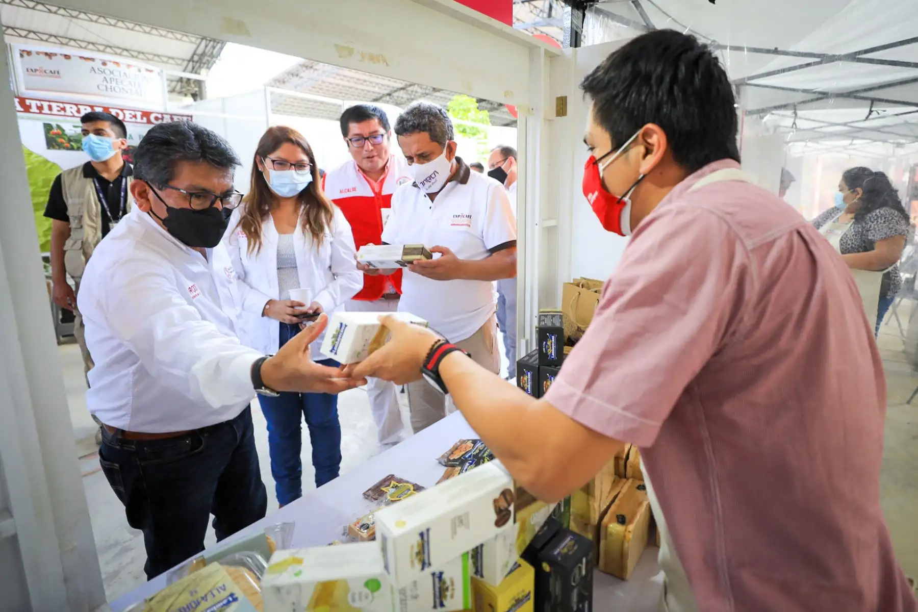 Desde la provincia de Jaén, el ministro de la Producción, Rogger Incio, visita la ExpoCafé Cajamarca 2021, evento donde caficultores de la región muestran su producción a empresarios, a fin de lograr oportunidades de negocios en mercados nacionales e internacionales. Esta es una iniciativa público-privada que busca promover la cadena de valor del café de la región Cajamarca, a fin de lograr el desarrollo y reconocimiento de su alta calidad en el mercado local e internacional. Foto: ANDINA/Prensa Presidencia