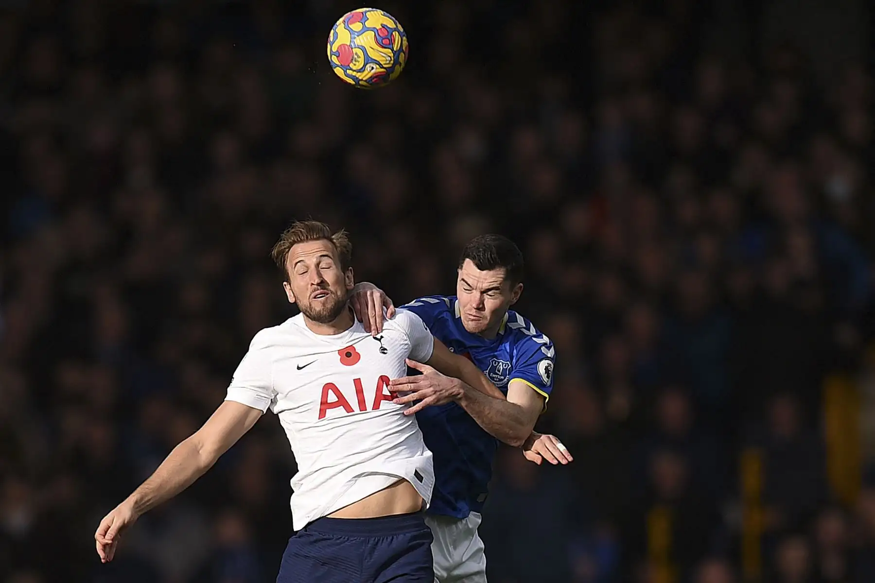 El delantero inglés del Tottenham Hotspur, Harry Kane, disputa un balón aéreo con el defensor inglés del Everton, Michael Keane, durante el partido de la Premier League. Foto: AFP