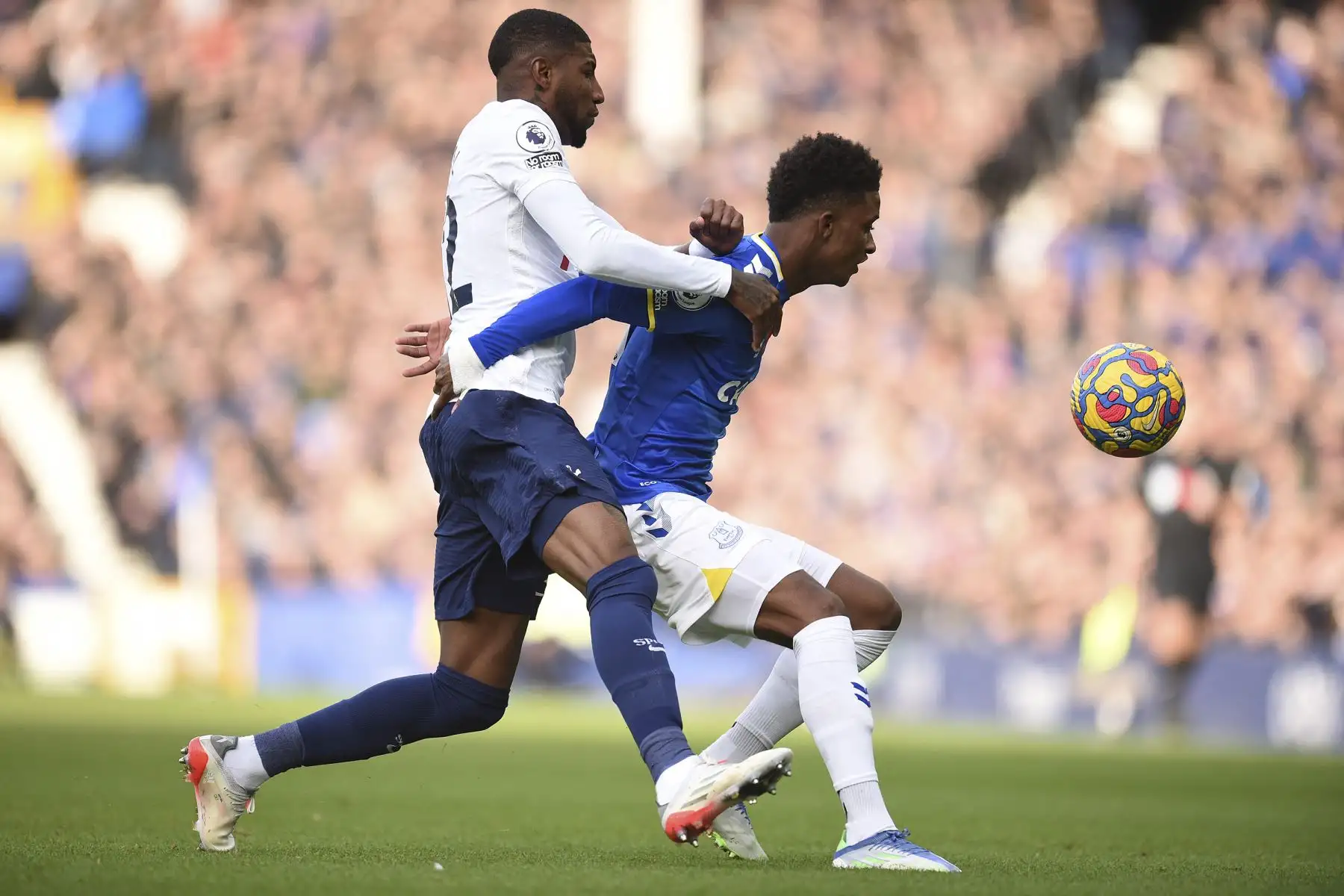 El delantero inglés del Everton, Demarai Gray, desafía al defensor brasileño del Tottenham Hotspur, Emerson Royal, durante el partido de la Premier League. Foto: AFP
