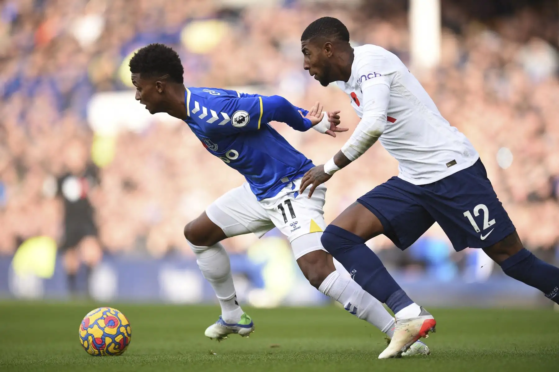 El delantero inglés del Everton, Demarai Gray, desafía al defensor brasileño del Tottenham Hotspur, Emerson Royal, durante el partido de la Premier League. Foto: AFP