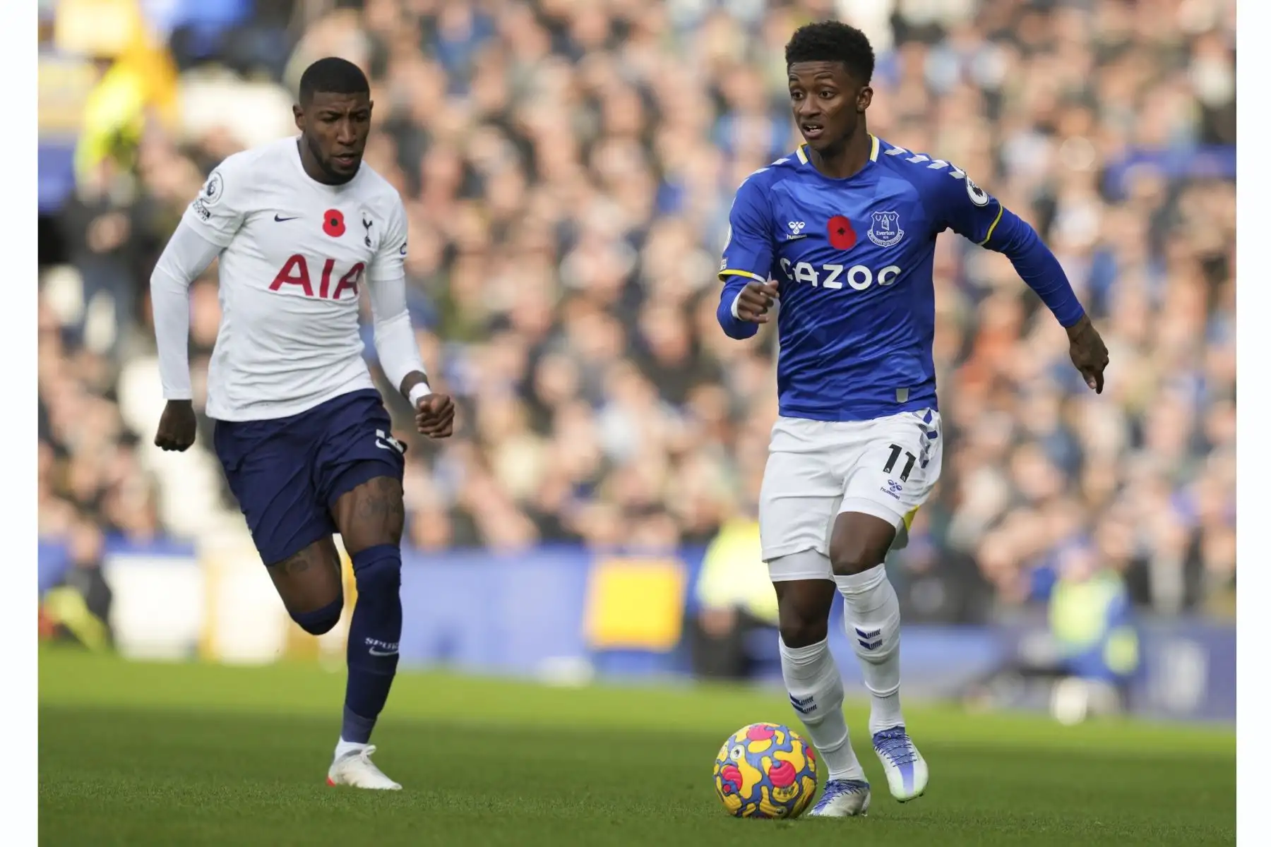 Emerson Royal del Tottenham en acción durante el partido ante el Everton por la Premier League. Foto: EFE