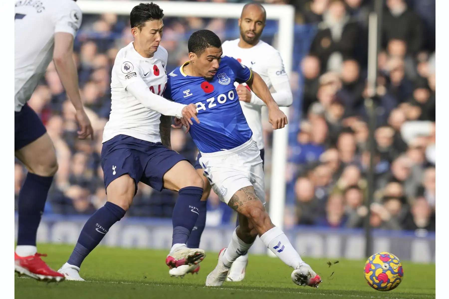 Allan del Everton en acción contra Son Heung-Min del Tottenham durante el partido de la Premier League. Foto: EFE