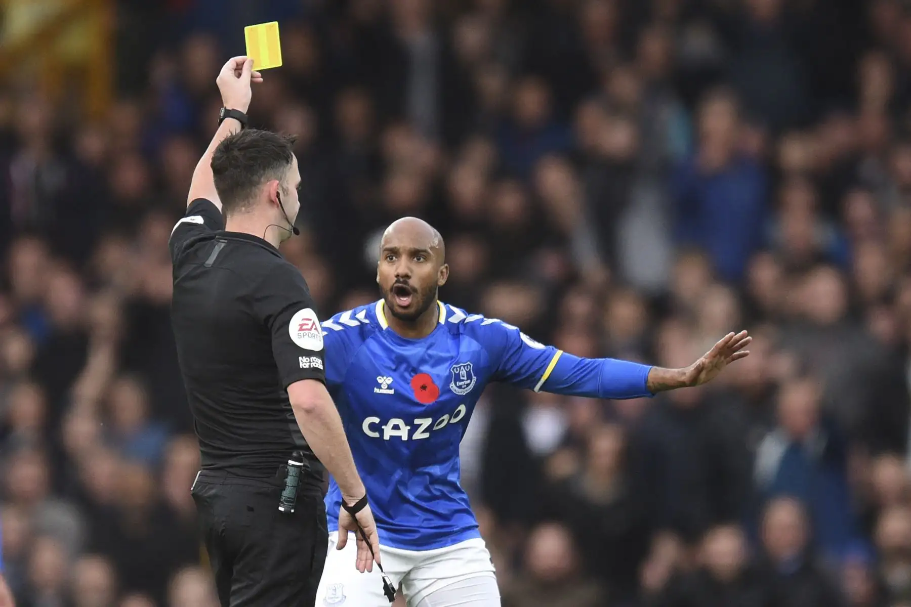 El árbitro muestra una tarjeta amarilla al centrocampista inglés del Everton, Fabian Delph, durante el partido de la Premier League. Foto: AFP