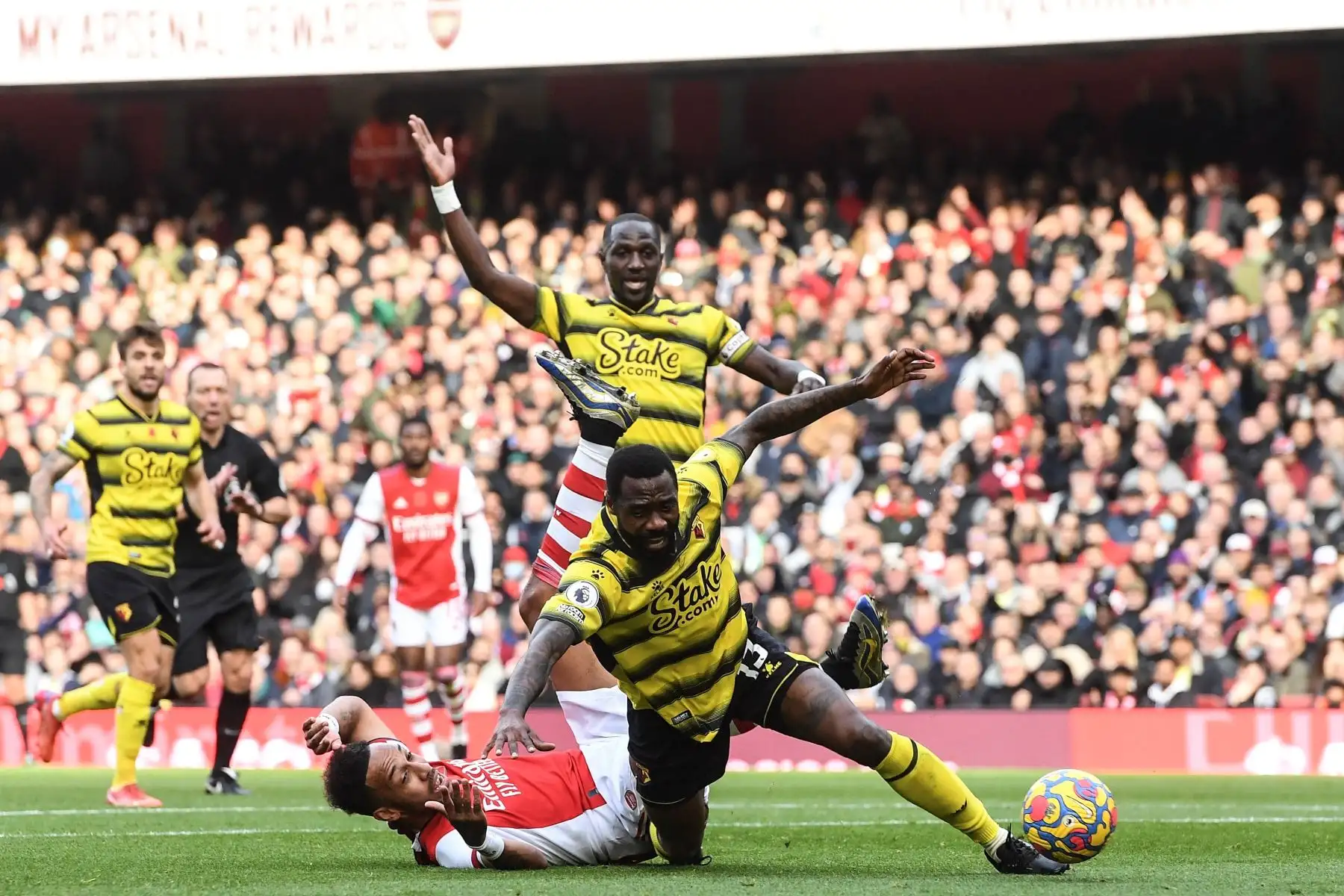 Pierre-Emerick Aubameyang del Arsenal y Nicolas Nkoulou del Watford en acción durante el partido de la Premier League. Foto: EFE